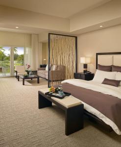 迈阿密普罗威登多拉布鲁酒店的一间带大床的卧室和一间客厅