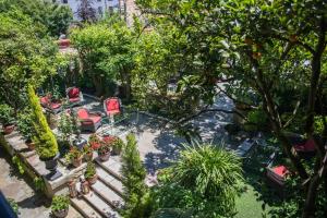 桑提亚纳德玛卡萨德尔马尔克斯酒店的花园的顶部景观,种植了盆栽植物