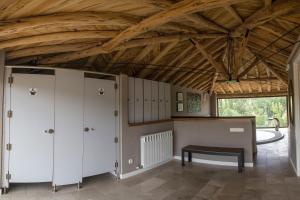 Corduente塞克斯玛德尔萨宾纳乡村度假屋的一间设有白色橱柜和木制天花板的客房