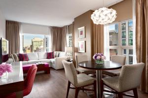 温哥华温哥华奥贝尔杰酒店的客厅配有沙发和桌椅