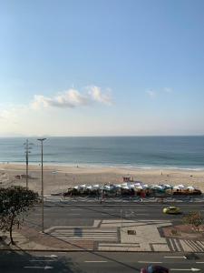 里约热内卢Studio Atlântica II的海滩旁的停车场,配有遮阳伞