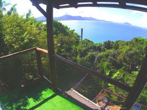 弗洛里亚诺波利斯Hostel do Morro的阳台享有海景。