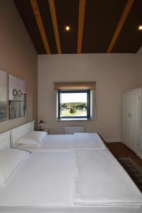 波雷奇Bed&Breakfast Monte Rosso的带窗户的客房内的2张白色床