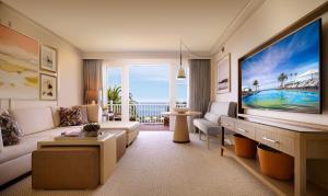 拉古纳海滩蒙太奇拉古纳海滩酒店的客厅设有大屏幕电视和客厅。