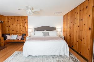 森特勒尔波因特Hummingbird Estate的一间卧室配有一张带木墙的大床