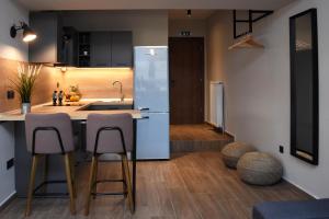 塞萨洛尼基Q Luxury Rooms的厨房配有柜台和冰箱。