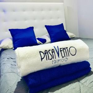 阿瓜迪亚Modern Suite #0 - best location的一张带白色毯子和蓝色枕头的床