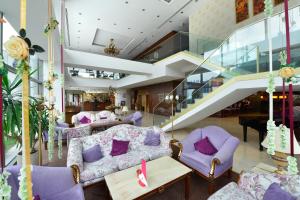 布拉索夫Hotel HP Tower One Brasov的客厅配有紫色家具和楼梯