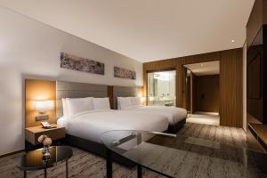 华美达首尔辛多林酒店客房内的一张或多张床位