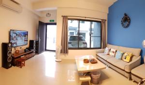 Weiqian享玩民宿的带沙发和电视的客厅