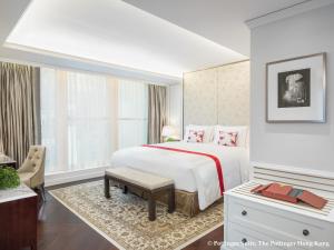 香港中环．石板街酒店的一间卧室配有一张床、一张书桌和一个窗户。