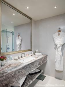 香港中环．石板街酒店的一间带水槽和大镜子的浴室