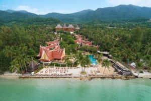 象岛Santhiya Tree Koh Chang Resort的海滩上的度假村的空中景观