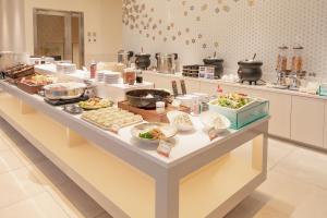 金泽金泽酒店的包含许多不同食物的自助餐