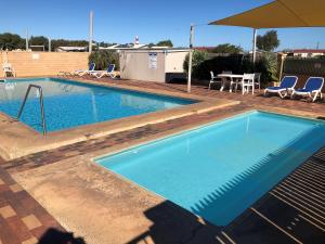 杰拉尔顿卡罗文公园比莱尔酒店的一个带桌椅的大型游泳池