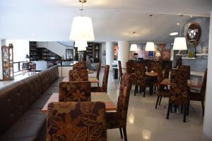 贾拉普克拉拉月神酒店的一间带桌椅的用餐室和一间餐厅