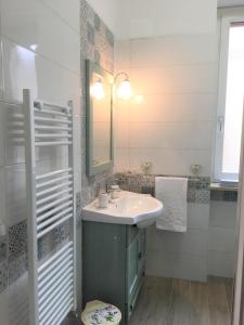 奥维多Atmosfera d'Arte - Private parking的一间带水槽和镜子的浴室
