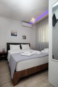 尼亚普拉莫斯SunsetPeramos的一间卧室配有一张带白色床单的大床