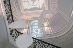 尼斯文多姆酒店的大楼内的楼梯,拥有白色的天花板和窗户