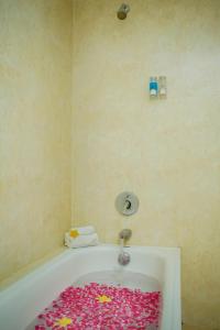 巴厘巴板巴厘巴板苏黎酒店的一间带浴缸的浴室,铺有星地毯