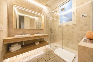 赫罗纳Bravissimo Mercaders, beautiful 3 bedroom apartment的一间带两个水槽和玻璃淋浴间的浴室