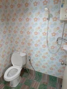 考科พักดีโฮม วิวหมอก เขาค้อ的一间带卫生间和淋浴的浴室
