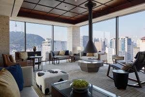 首尔首尔皇家酒店的享有城市美景的大型客厅