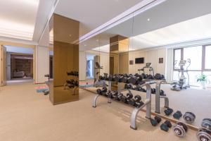 西安西安钟楼亚朵S吴酒店的大楼内带跑步机和健身器材的健身房