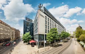 德累斯顿Penck Hotel Dresden的城市街道上一座高大的汽车建筑
