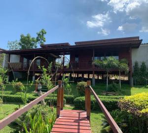 北标府Maingern Maithong Resort的前面有木桥的房子