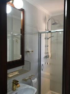 穆尔西亚文塔波多酒店的浴室配有盥洗盆和带镜子的淋浴