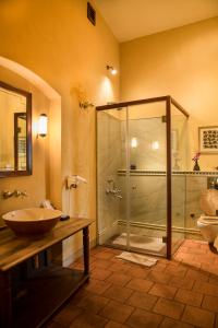 科钦老港酒店的一间带玻璃淋浴和水槽的浴室