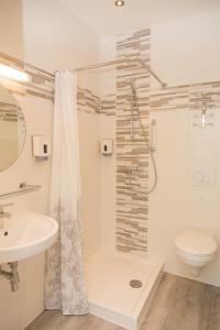 莫尔特塞尔布里斯托尔国际酒店的带淋浴、卫生间和盥洗盆的浴室