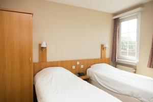莫尔特塞尔布里斯托尔国际酒店的带窗户的客房内的两张床