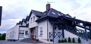 科希切日纳Gościniec 16-TKA的白色的建筑,有黑色的屋顶