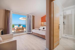 马卡尔斯卡海洋酒店的酒店客房设有一张床,享有海景。