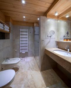 Białka Tatrzanska巴尼亚温泉与滑雪酒店的浴室配有卫生间、盥洗盆和淋浴。