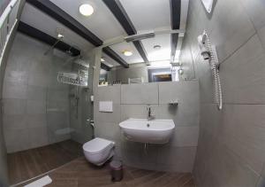 Beloe Ozero格林伍德酒店的一间带水槽和卫生间的浴室以及一部电话