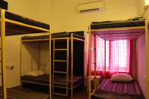 海得拉巴Shepherd Stories - Community stay for Social Entrepreneurs的客房设有两张双层床和一扇窗户。