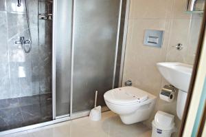 帕塔拉Ferah Hotel的带淋浴、卫生间和盥洗盆的浴室