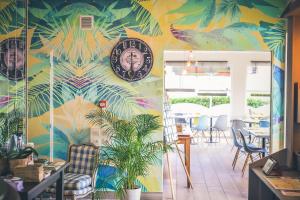 米尼赞海滩皮亚琴察酒店的餐厅拥有色彩缤纷的墙壁,上面有时钟