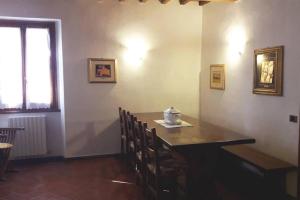 菲利内瓦尔达诺Villa Pancrazzi的一间带桌椅和窗户的用餐室