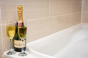 巴罗弗内斯水景豪华公寓的一瓶葡萄酒和两杯香槟