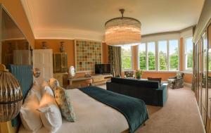巴斯Homewood Hotel & Spa - Small Luxury Hotels of the World的一间带大床的卧室和一间客厅