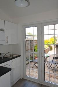 都柏林2 Minutes from Drumcondra Station的厨房设有滑动玻璃门,享有庭院的景色