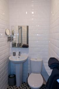 都柏林2 Minutes from Drumcondra Station的白色的浴室设有卫生间和水槽。
