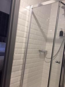 都柏林2 Minutes from Drumcondra Station的浴室里设有玻璃门淋浴