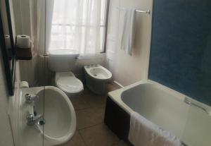 海尔白鹿酒店 的带浴缸、卫生间和盥洗盆的浴室