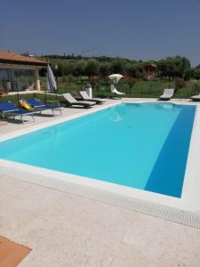 巴多利诺Villa Claudia的蓝色海水大型游泳池