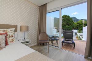 富尔纳斯Casa Nostra的酒店客房设有一张床和一个阳台。